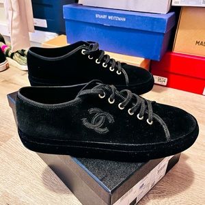 Woman Chanel black suede sneakers size 40